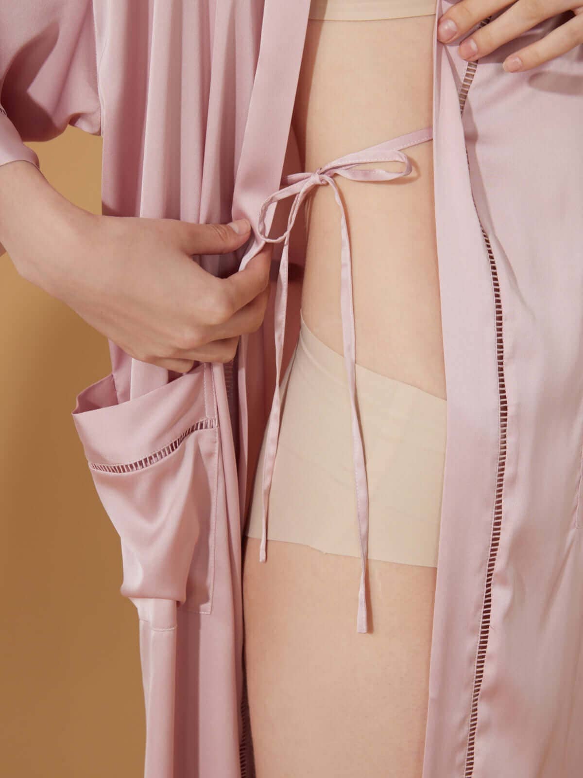 Ulivary – wholesale Morgonrock - Dam – Elegant kort morgonrock med urholkade detaljer och fickor8