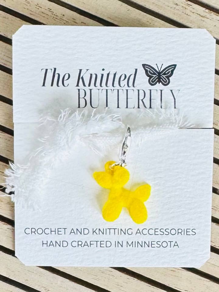 Animal en ballon de velours - Jaune pour la vente par The Knitted Butterfly