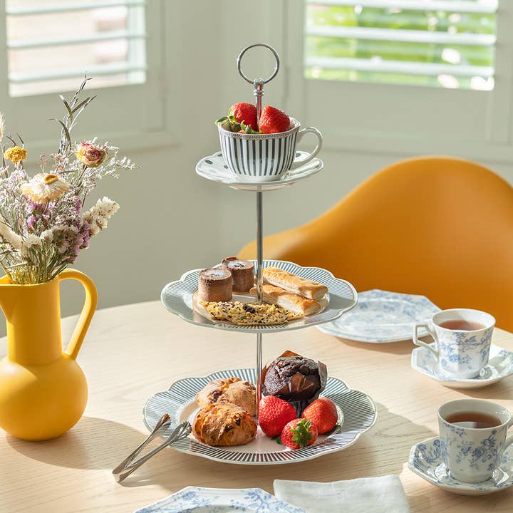 Présentoir à 3 niveaux en porcelaine à rayures gris foncé, pois dorés et bord festonné pour la vente par Grace Teaware