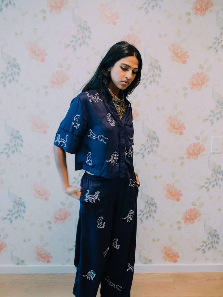 Conjunto de ropa de salón Leopard - Midnight Jubilee (azul marino) para venta al por mayor de Sani