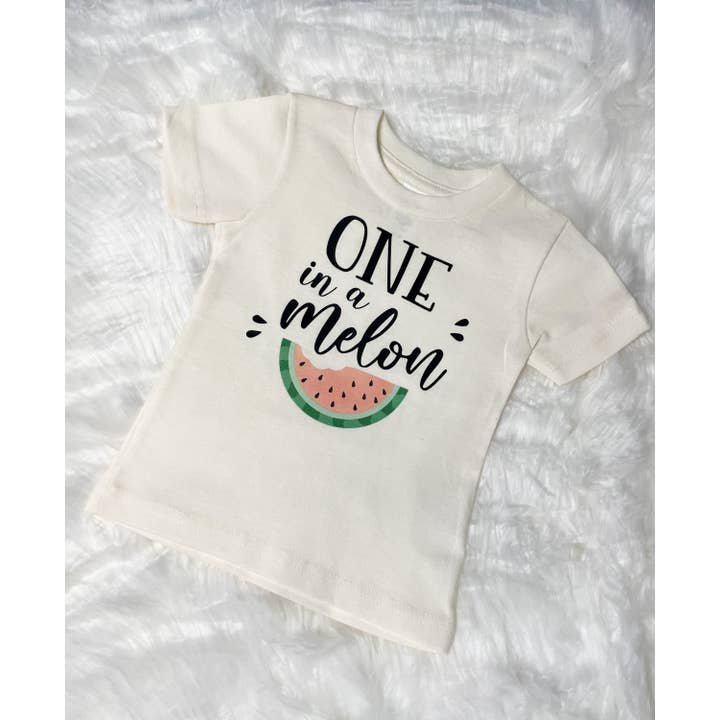 One In A Melon First Birthday T-shirt | 1 In A Melon Bday Theme | Eerste verjaardagsthema | Mom Mini Daddy bijpassende shirts | Watermeloen T-shirt voor wholesale door Rad & Cove