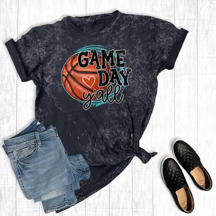 Basket Game Day Heart Mineral Wash Graphic Tee för wholesale av The Way Down South