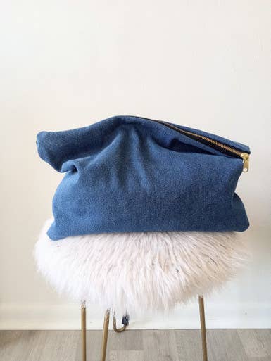 Pochette en denim minimaliste surdimensionnée pour la vente par NKHenry