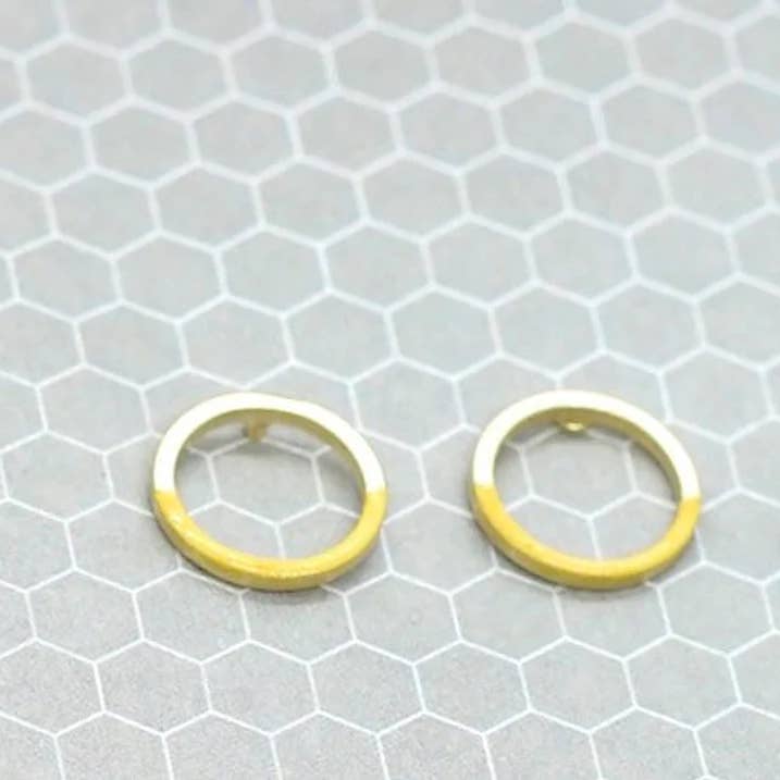 Doré | Émail jaune doré | Clous géométriques pour la vente par Copper Bee