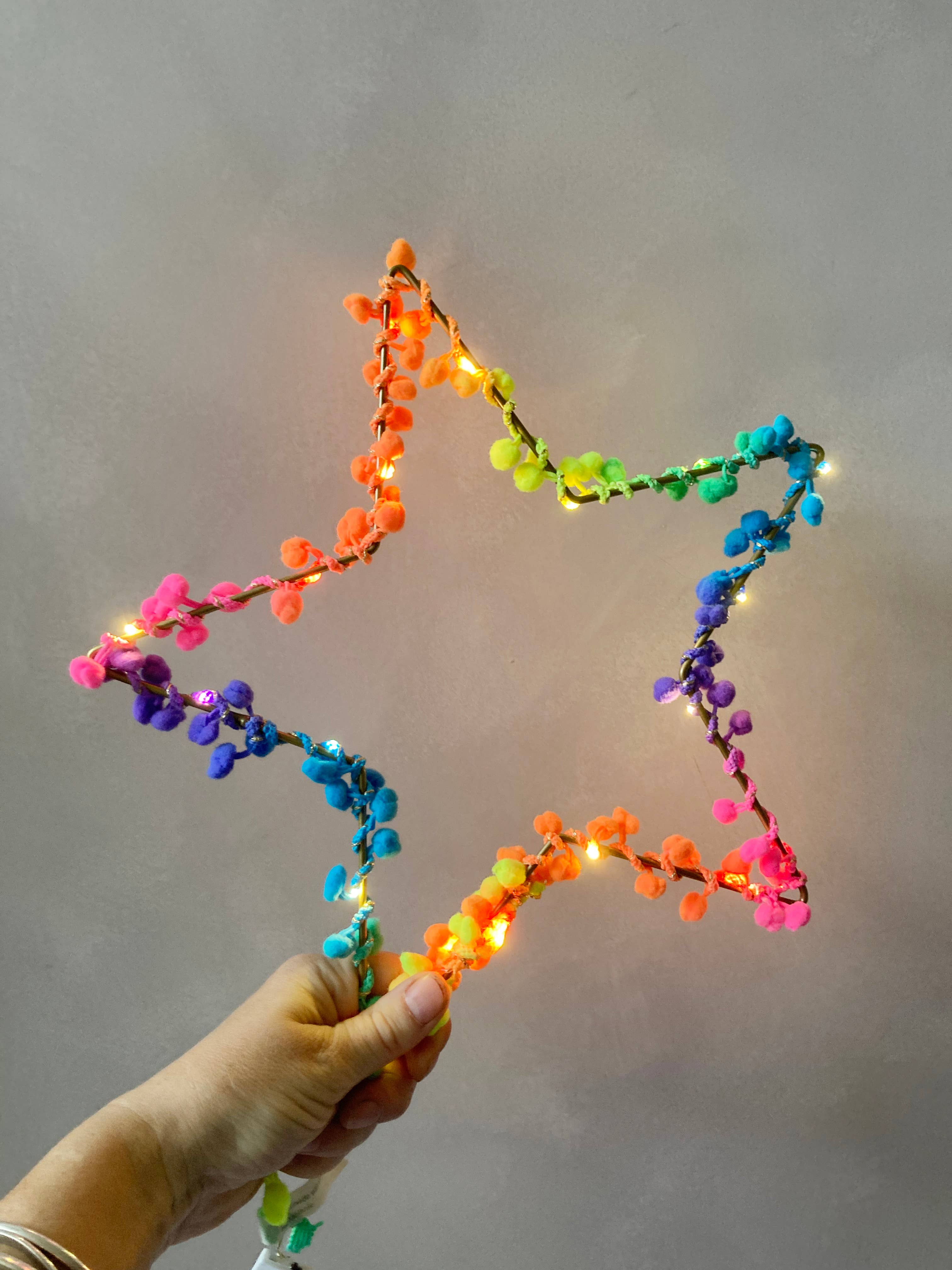 Melanie Porter – wholesale Nattlampa - Barn och baby – Pom Pom-stjärnljus4