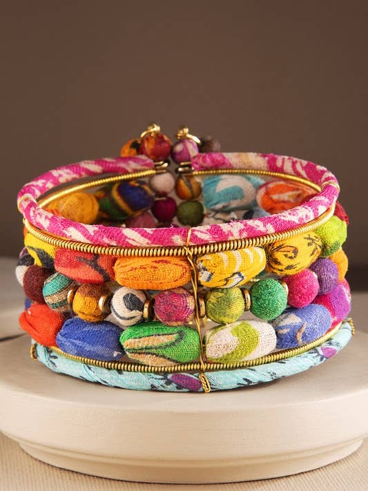 Bracelet Manchette en Tissu Fait Main avec Perles pour la vente par Urbanista