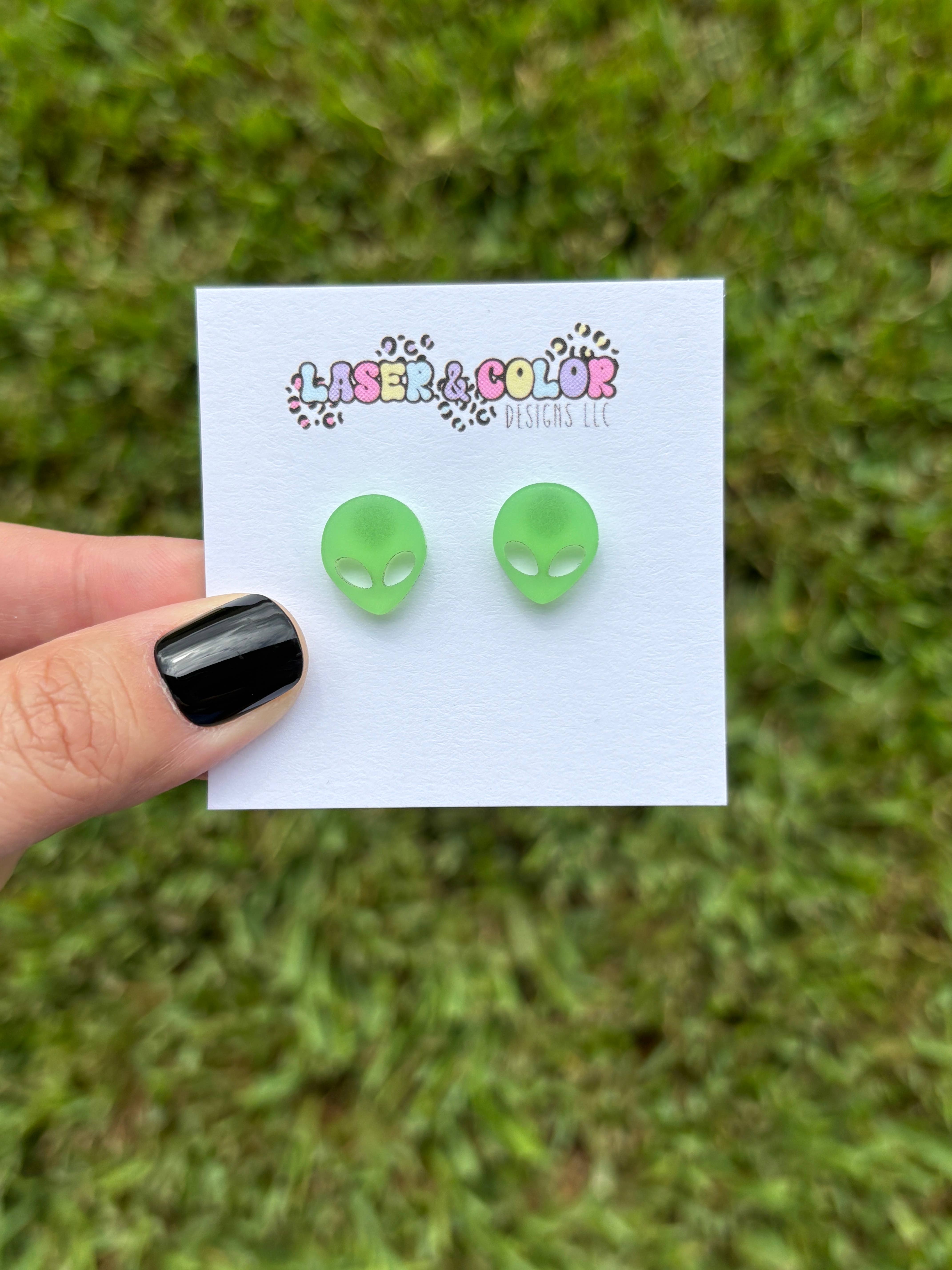 Laser & Color Designs LLC - Vente Clous d'oreille - Boucles d'oreilles extraterrestres, boucles d'oreilles d'Halloween, brillent dans le noir1
