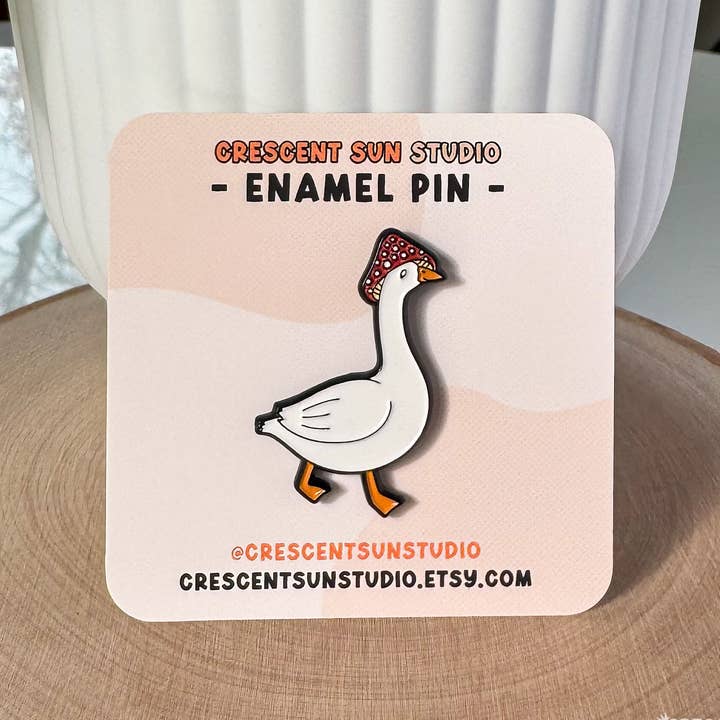 Épingle en émail oie, épingle en émail champignon mignon pour la vente par Crescent Sun Studio
