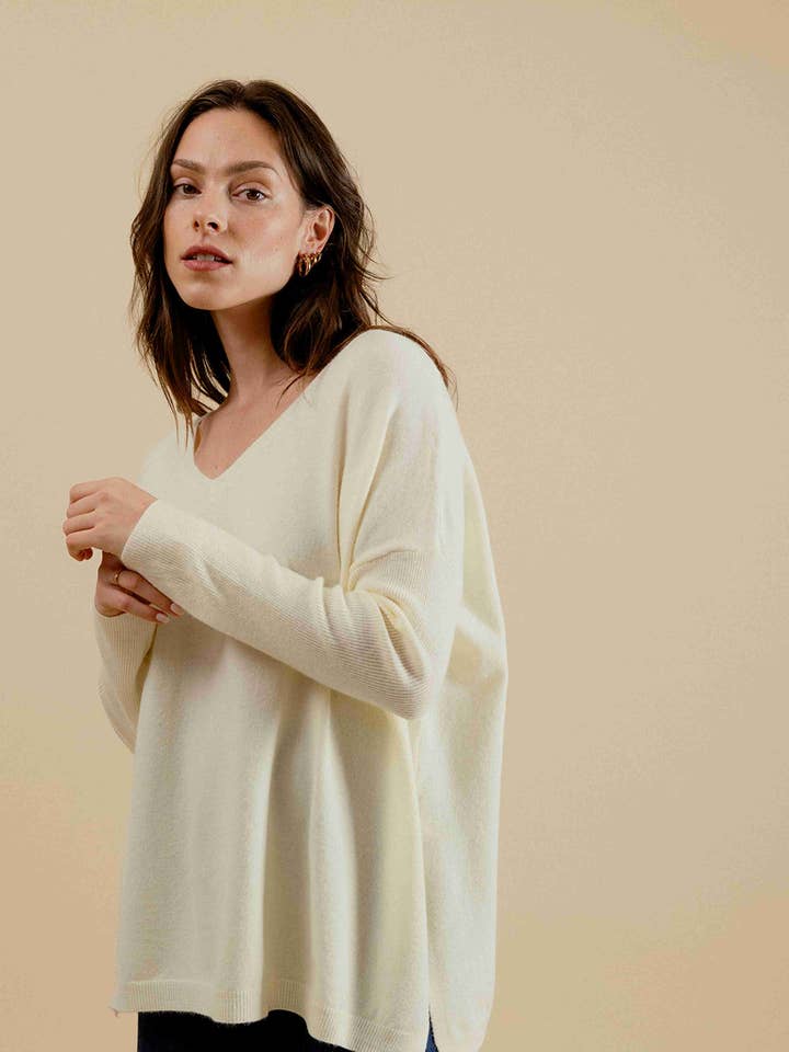 MASSEO Oversize tröja med V-ringning och strumpärm för wholesale av EMILIE K