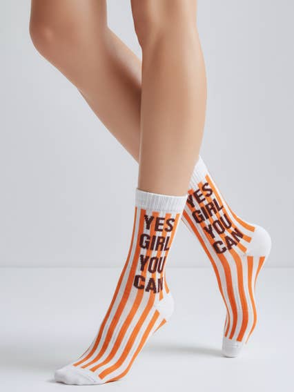 OUI FILLE - orange pour la vente par DAILYSOCKS