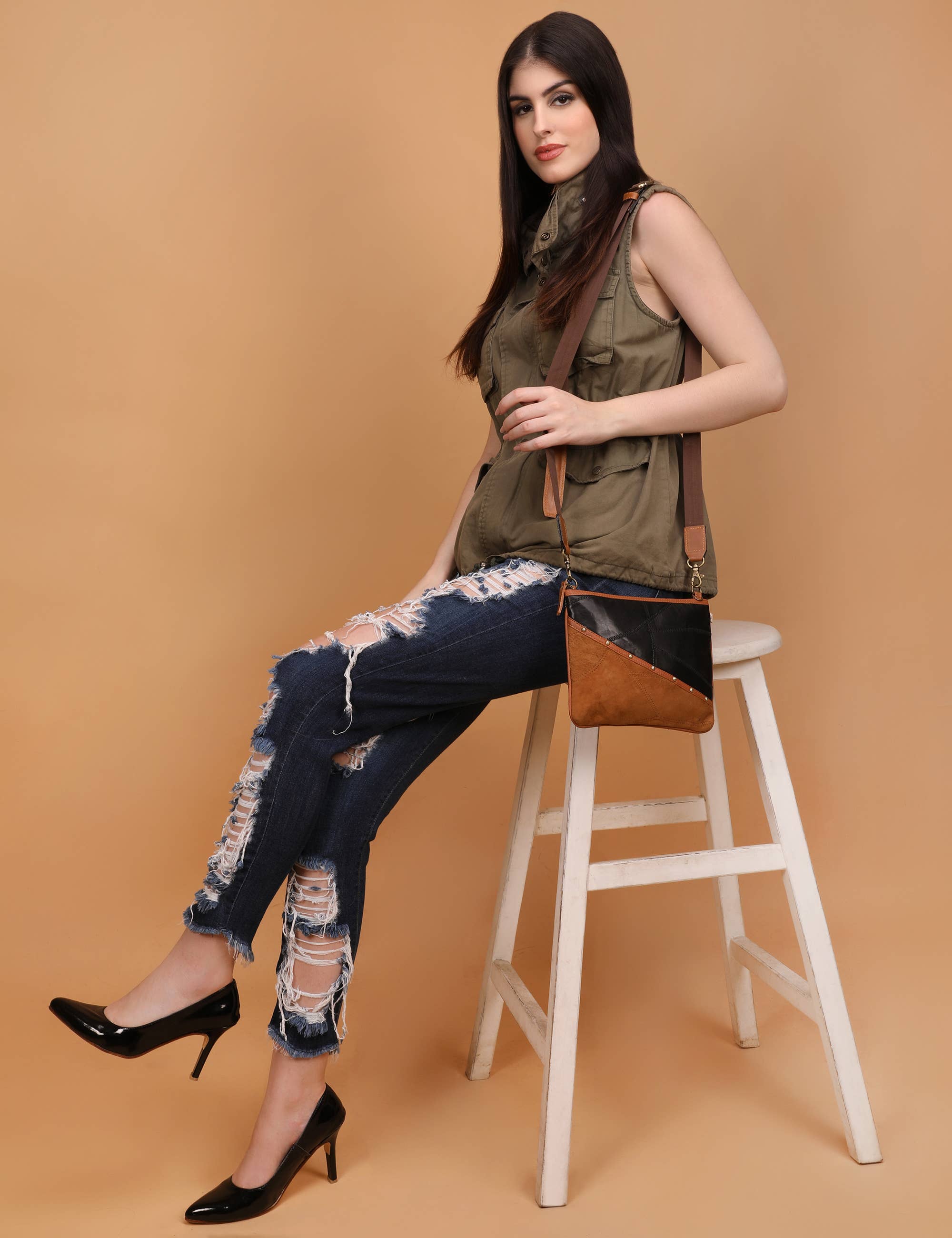 Vaan & Co. - Wholesale Crossbody Bag - Women's - Small Wide Crossbody Bag in Brown