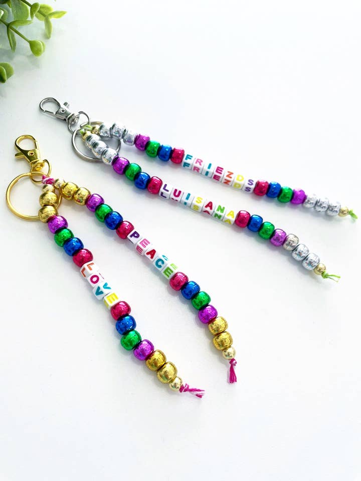 Porte-clés personnalisé perlé, cadeau de fête pour les filles, porte-clés coloré personnalisé, porte-clés perlé, cadeau personnalisé de Saint-Valentin pour la vente par OMMO Designs