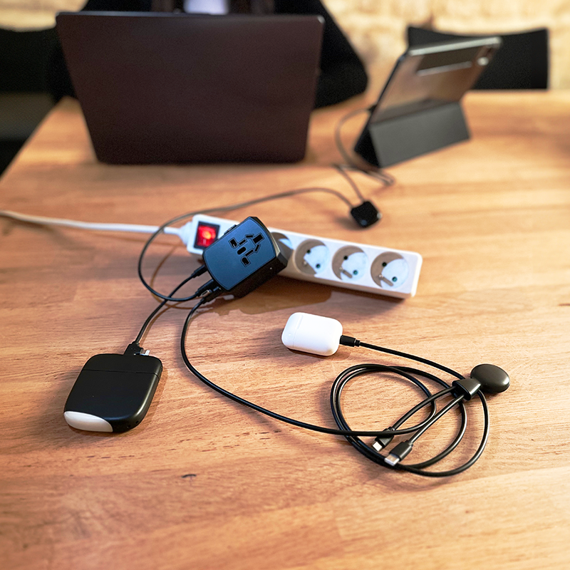 branco TRIPPER - Adaptador de viagem universal para venda a revendedores na Faire10