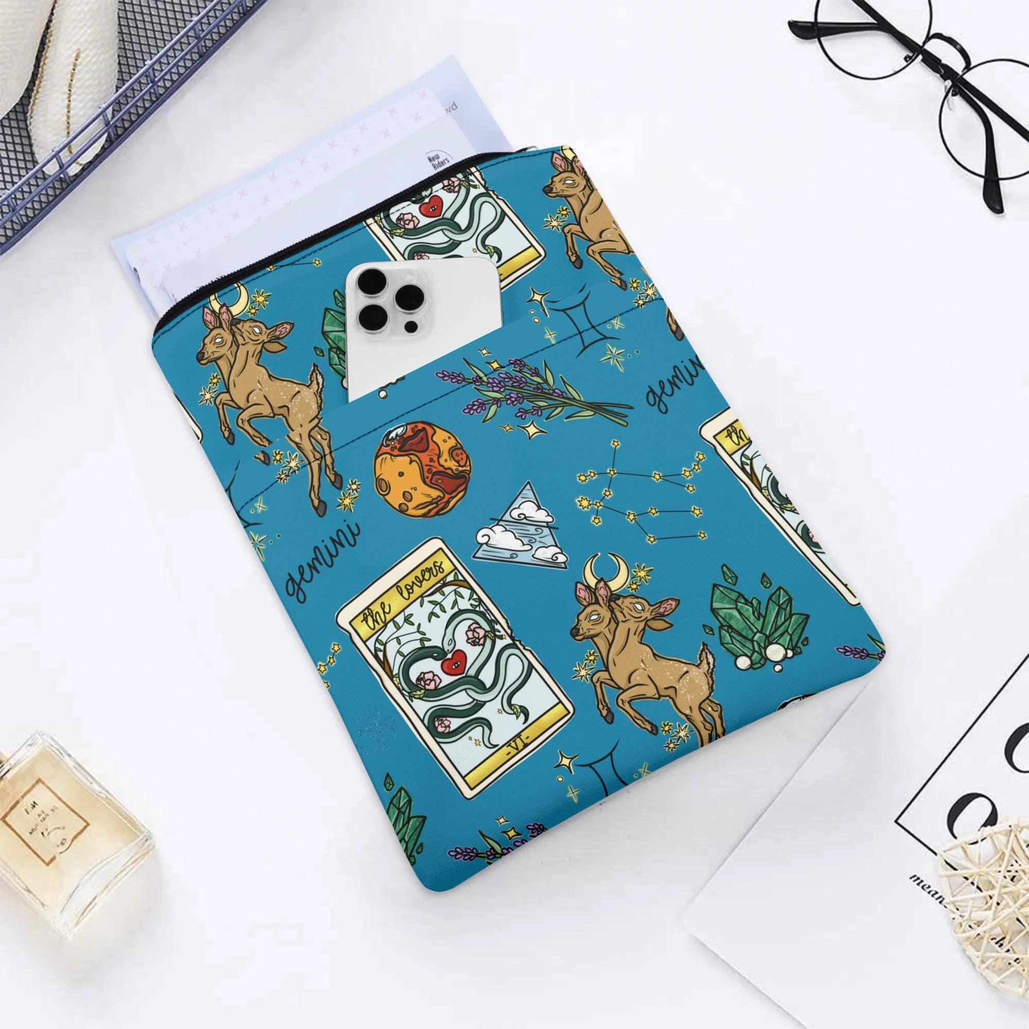 OhhhSoPeachy – Großhandel Buchumschlag – Gemini nahtloses Muster bedruckter Stoff benutzerdefinierter Buchumschlag Buchschutzhülle mit Reißverschluss und Fronttasche0