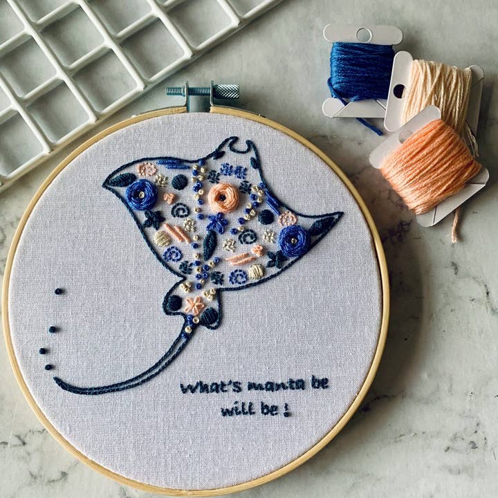 Kit de broderie complet. Art de cerceau raie manta. Projet de couture DIY complet pour la pleine conscience. Raie pastenague, artisanat de la vie marine. pour la vente par Rose Stitch Art