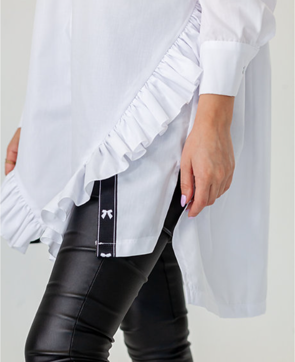 Dora Guimarães – wholesale Tröja med knappar – Dam – Karlie oversized skjorta med långa ärmar och volangdetaljer3