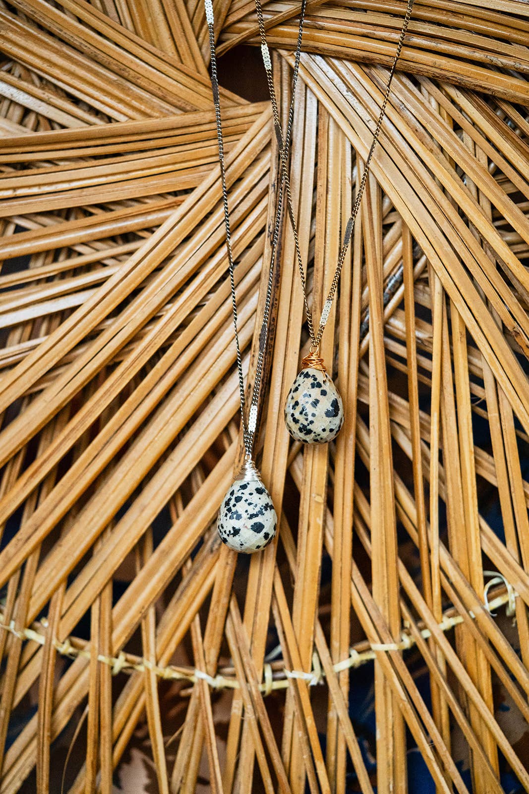 Bella Vita Jewelry - Venta al por mayor Collares con colgantes/abalorios - Collar en forma de gota con piedras naturales de Zara | Jaspe dálmata2