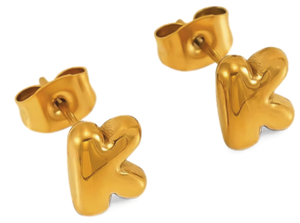 Gult guld HoopLa boblebogstav mini ørestikker i stål med 18K guld for engroshandel på Faire12