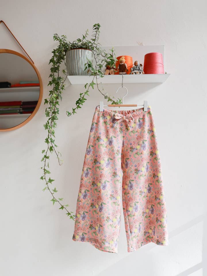 'Gourmet Garden' Extra Brede Comfortabele Broek | roos karamel voor wholesale door aesthete-kidswear