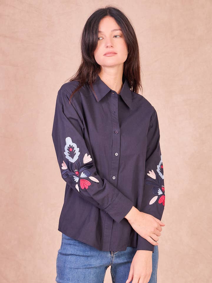 Chemise AMANDA – La Broderie Audacieuse Rencontre le Style Intemporel pour la vente par Calie Paris