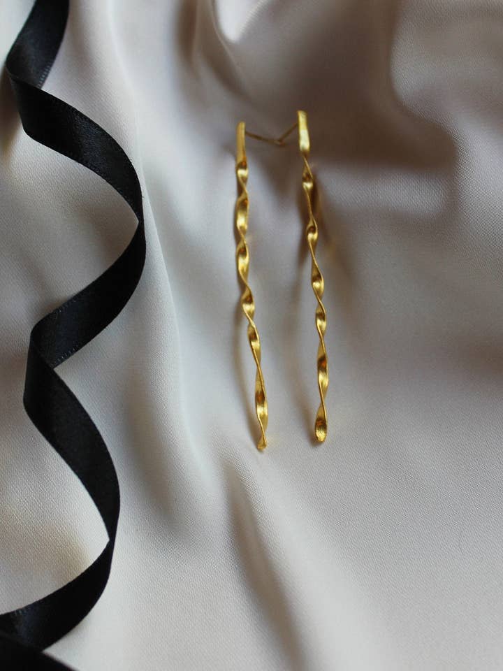 band örhängen, böjda twist örhängen, silver långa örhängen för wholesale av North & South jewelry