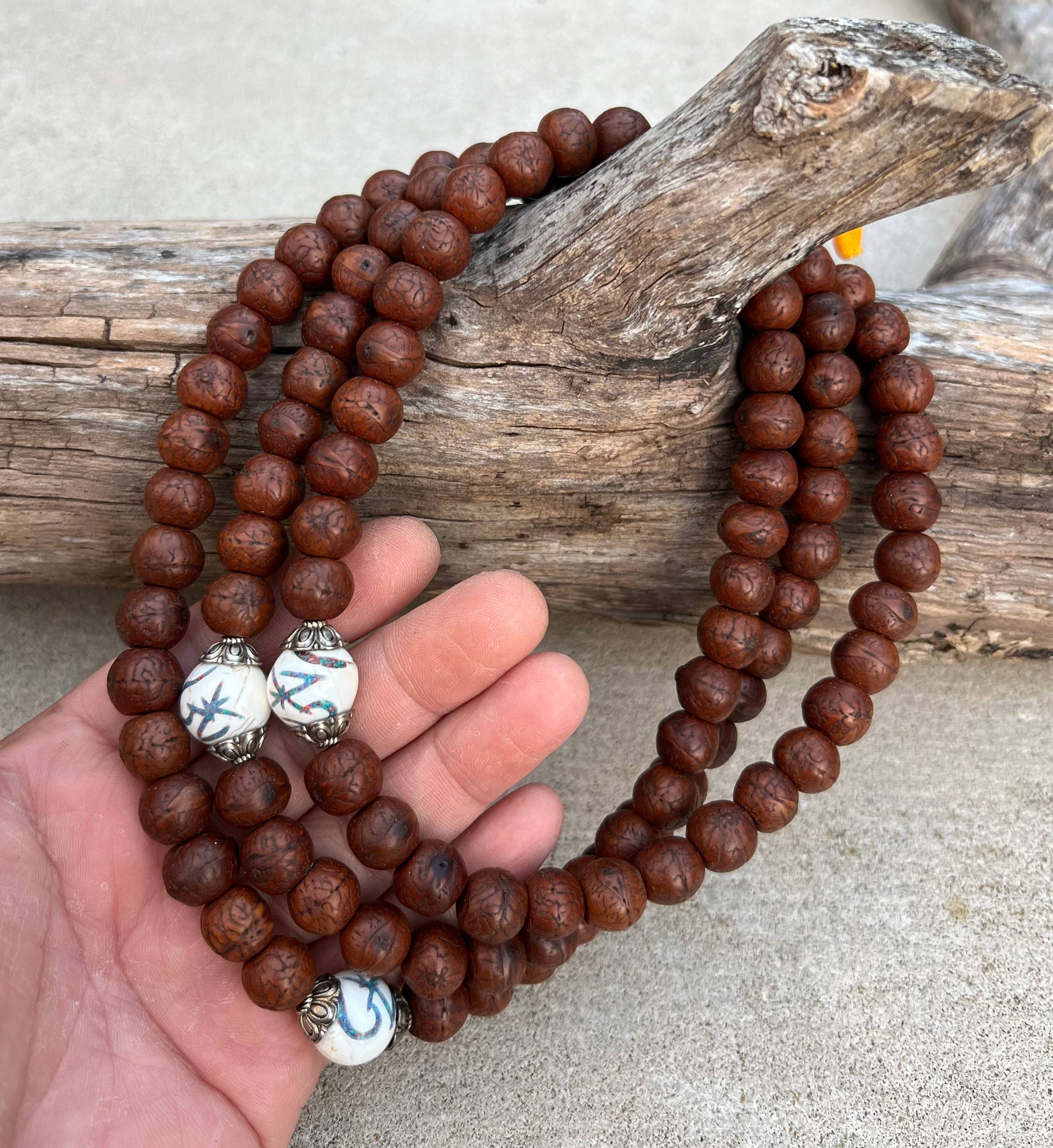 Lungta Imports - Vente Collier de prière en perles - Mala rare en graines de bodhi bouddhiste tibétain avec 3 perles d'accent en coquille de conque, boîte à mala gratuite4