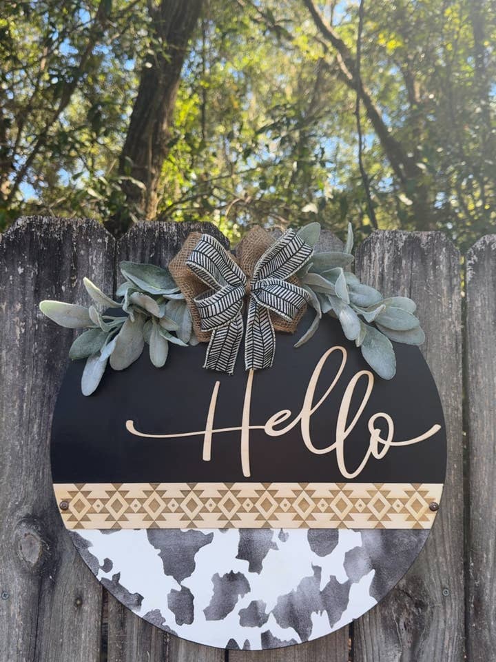 Porte-bonheur bonjour imprimé vache aztèque pour la vente par MaeLynn’s