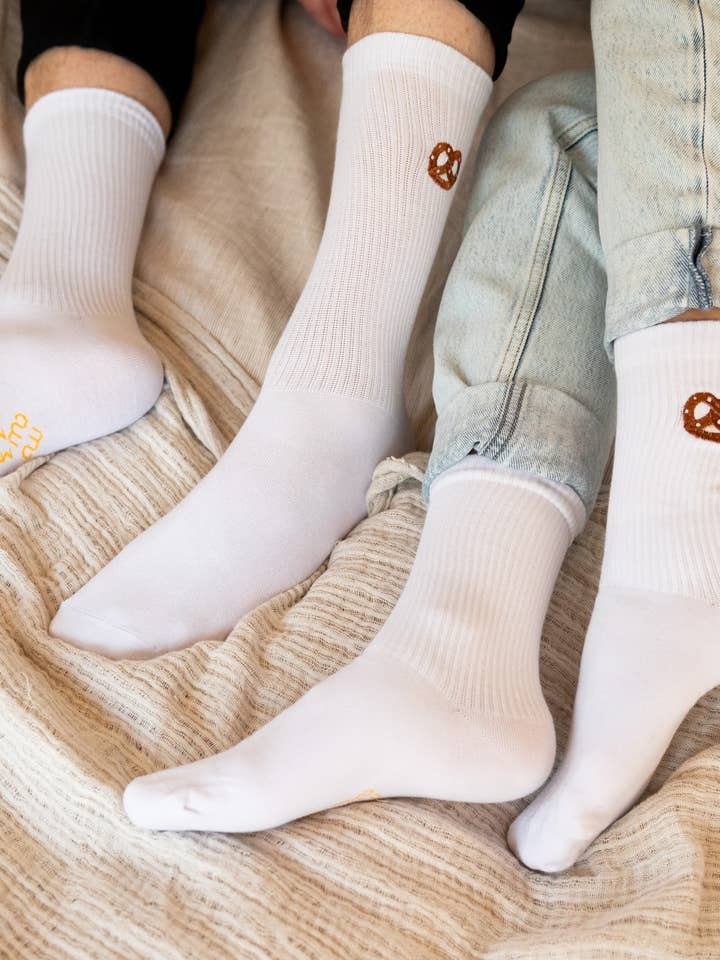 BREZEL Weiß - Sokker med broderet brezelmotiv for engroshandel hos My Day My Dream