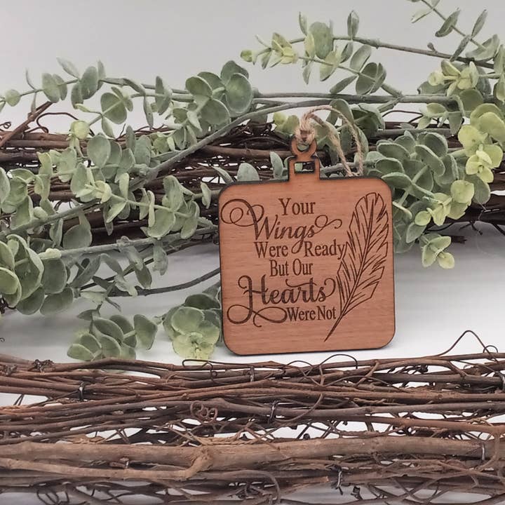 Expressions Engraved - Vente Objets de décoration - Ornement commémoratif en bois gravé au laser avec inscription Your Wings Were Ready Sympathy, étiquette cadeau, souvenir, cadeau, bouleau de la Baltique, sapelli, couleur au choix1