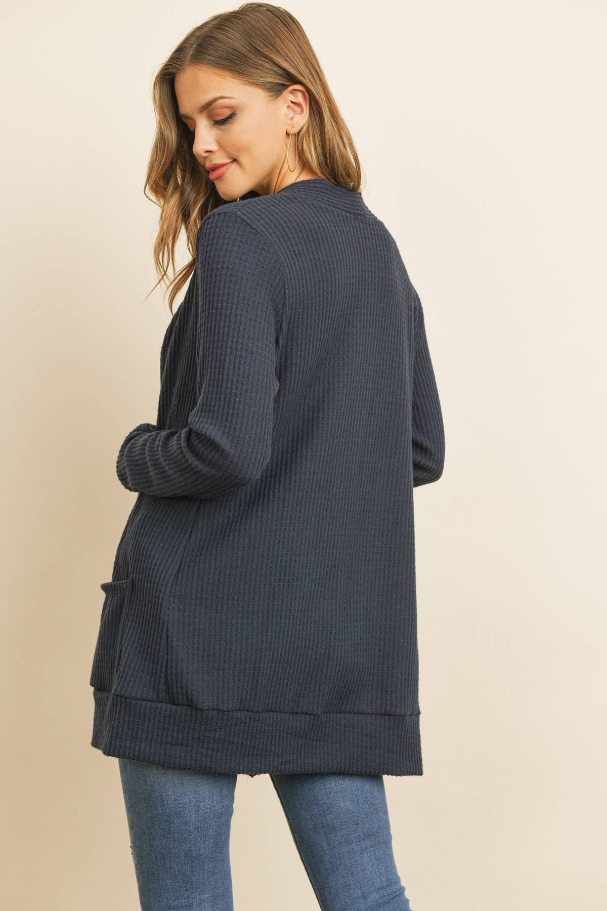 You & Me – Großhandel Strickjacke – Damen – GEBÜRSTETER WAFFEL LANGARM SEITENTASCHEN OFFENE FRONT STRICKJACKE11