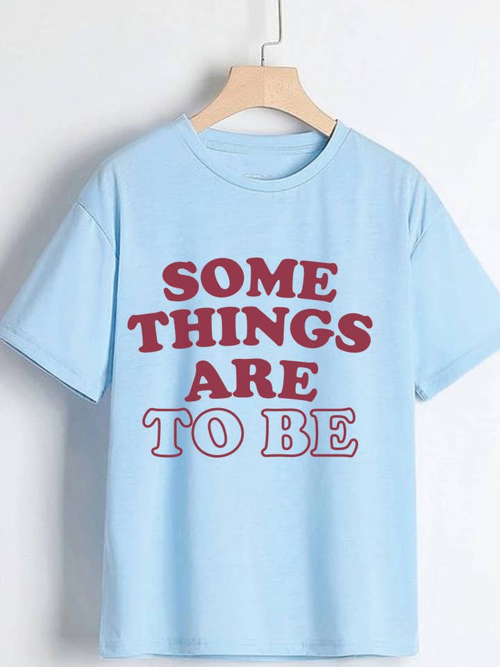 L1113 - T-shirt met print SOMETHINGS ARE TO BE voor wholesale door KNOCK ON THE STYLE