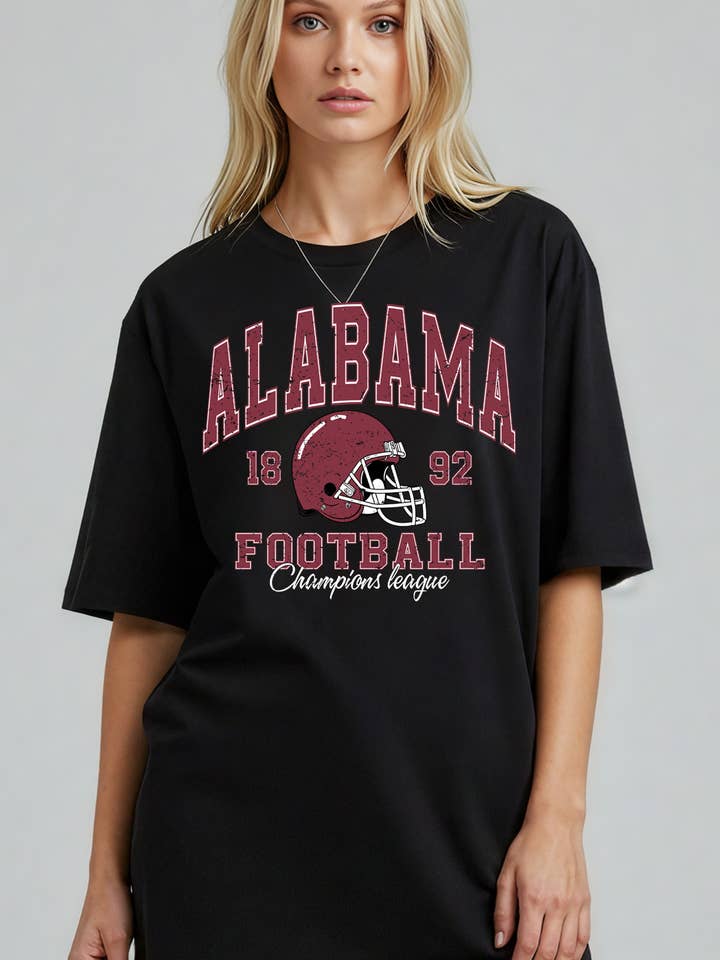BT2557-OT Haut surdimensionné graphique de football Alabama pour femmes pour la vente par BouTeeQue Closet