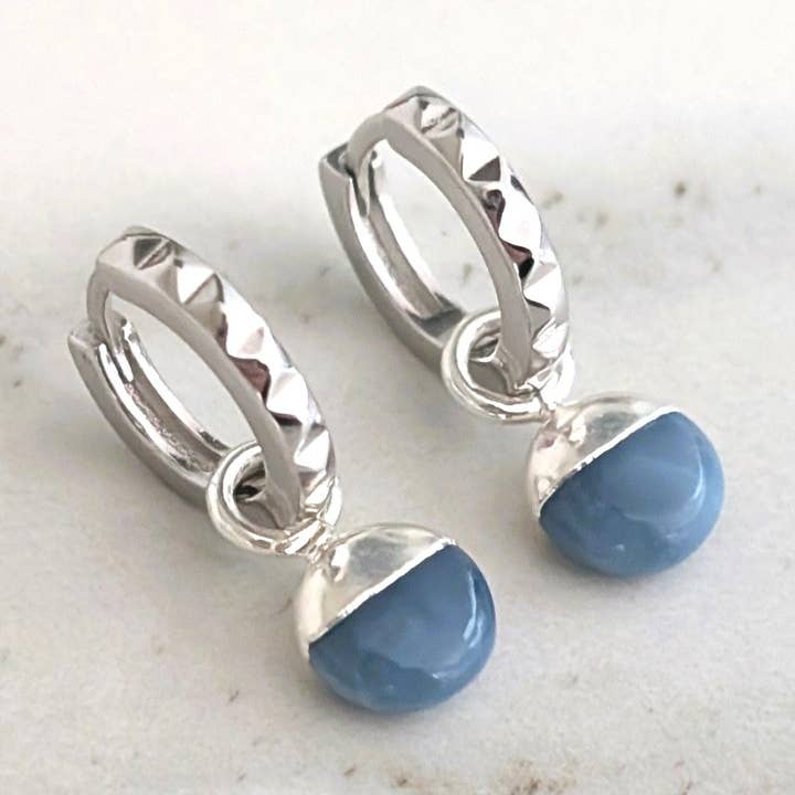 Orb Blå Opal Oktober Födelsesten Örhängen för wholesale av Lapis London