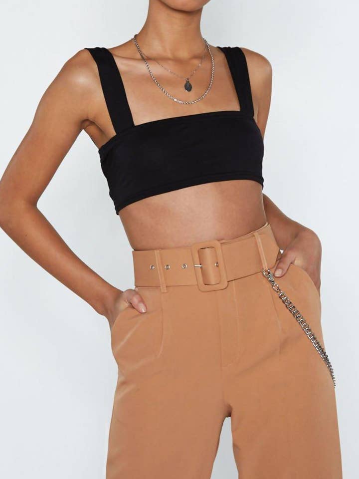 Haut court à encolure carrée avec bretelles épaisses noires - Mirelda pour la vente par Femme Luxe