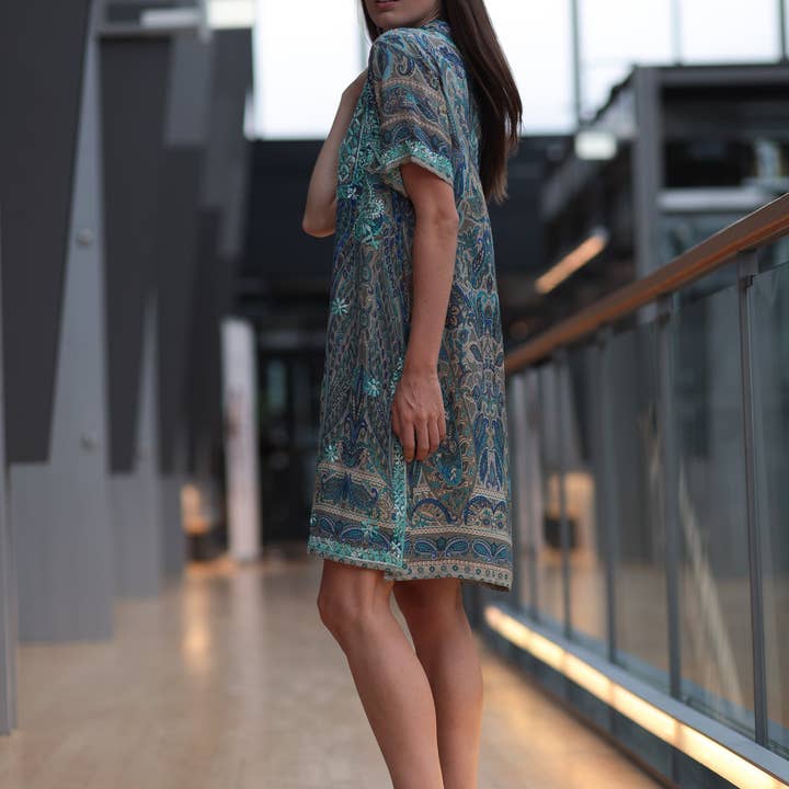 Meghan Silkekjole med broderi - Deep Turquoise för wholesale av Camilla Øhrling Jewelry