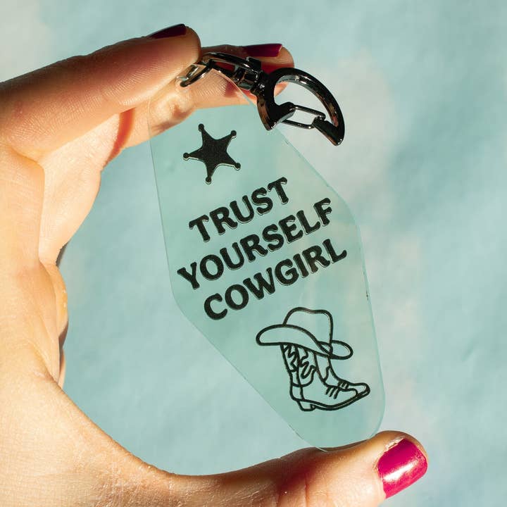 Lita på dig själv Cowgirl Motel Nyckelring för wholesale av Doctor Scribble