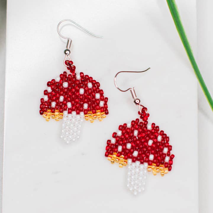 Pendiente con forma de hongo mágico para venta al por mayor de Lucia's Imports