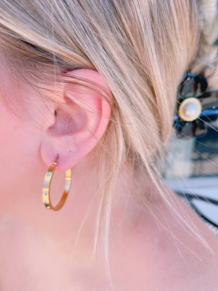 Orecchini a Cerchio in oro Corrine CZ per la vendita all'ingrosso da parte di AMD COLLECTIVE