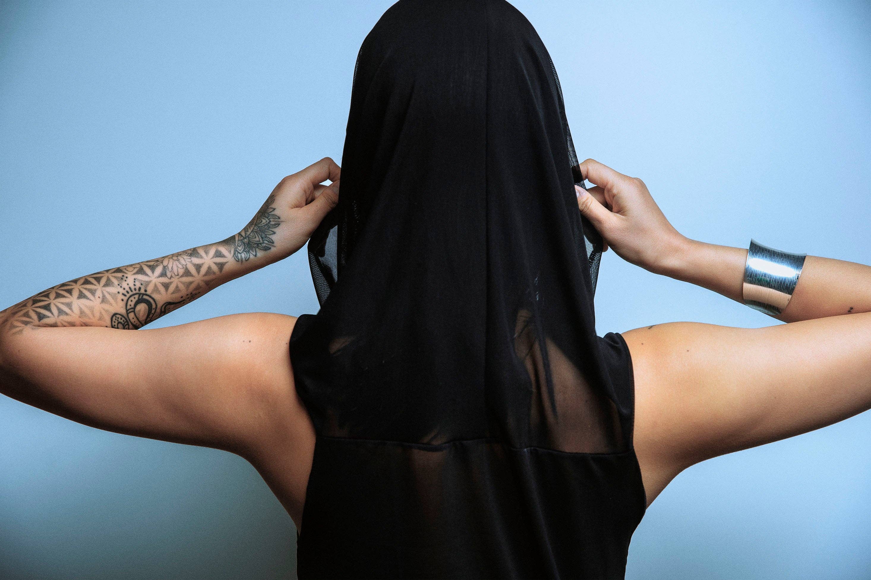 BITE Studio - Venta al por mayor Vestido - Mujer - Vestido Eclipse de malla con capucha transparente6