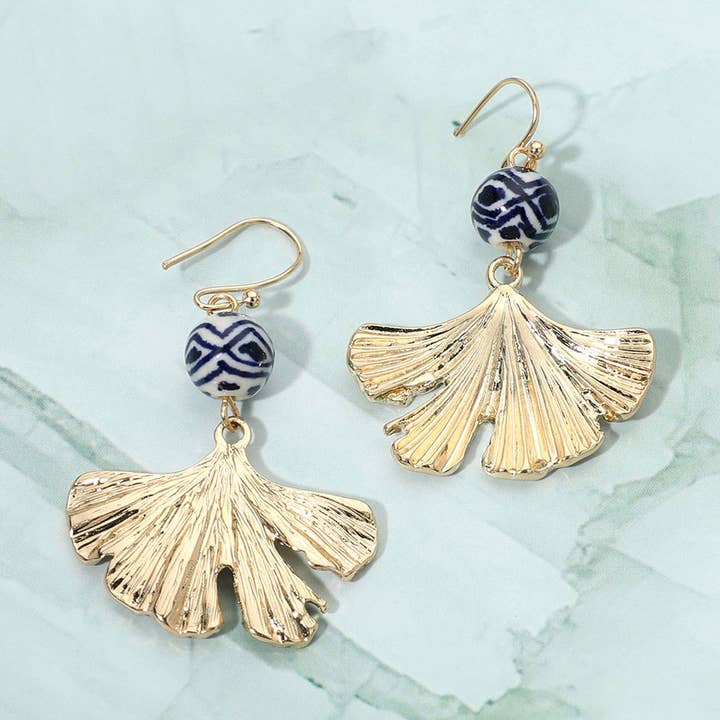 Pendientes colgantes de hoja de ginkgo de metal texturizado con bola de cerámica para venta al por mayor de Sensibling Corp.