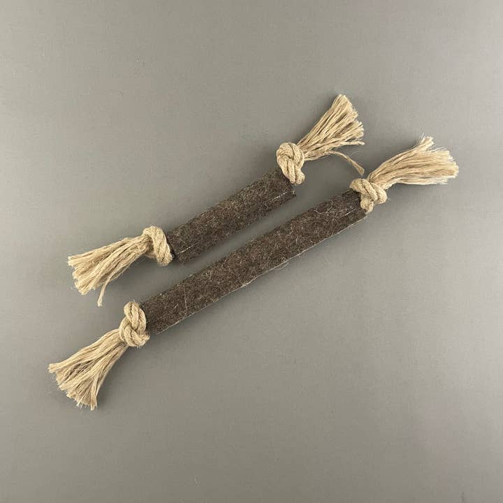 Naturligt hundelegetøj i hampetov med uldfiltdetaljer i flere størrelser for engroshandel hos Pawsome Pet Toys