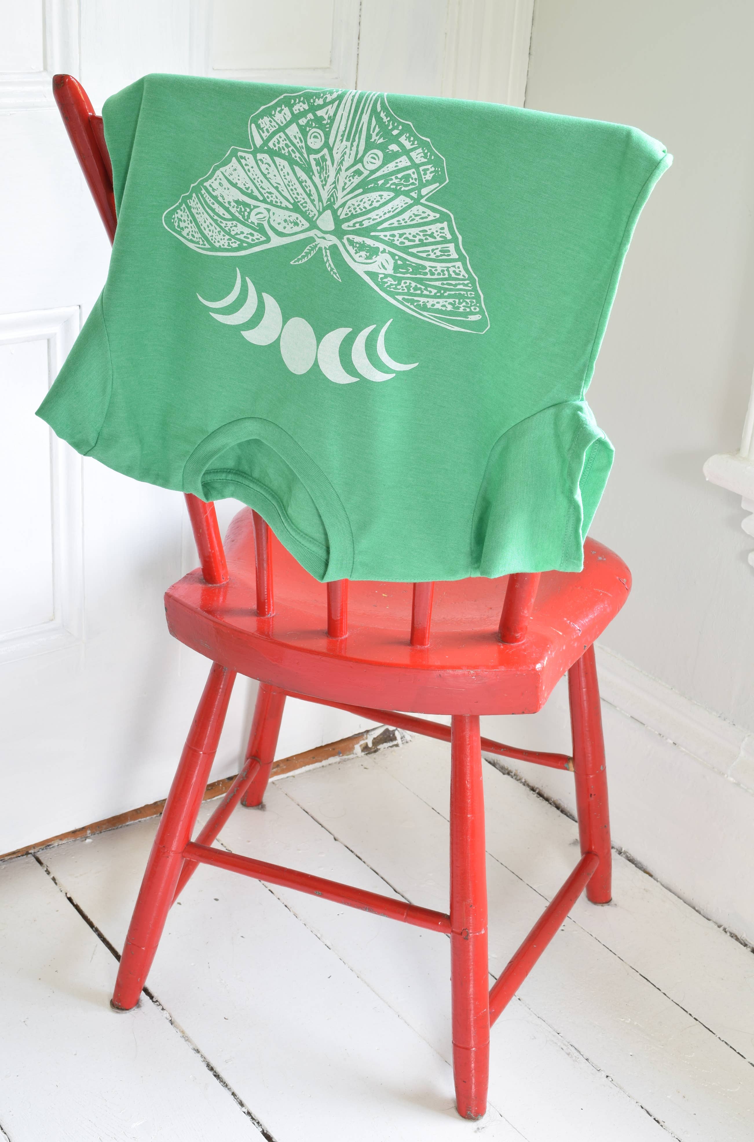 Hearth and Harrow – Engroshandel T-shirt med print - Dame – Dame Økologisk Luna Møl T-Shirt - Hvid Print på Grøn2