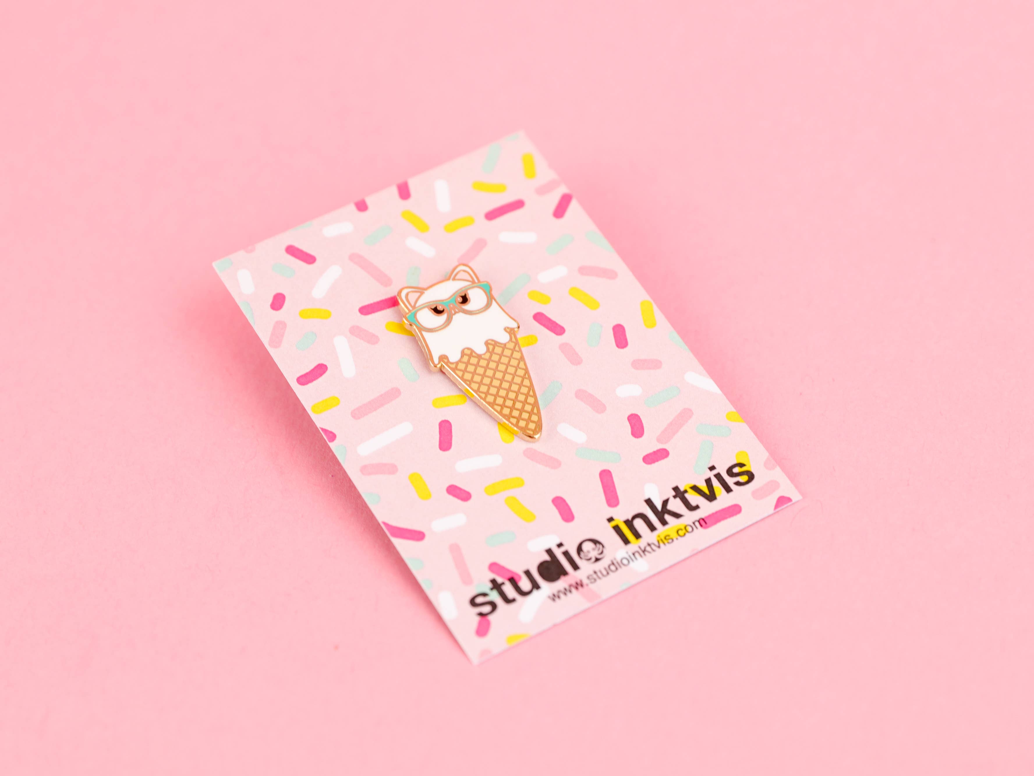 Studio Inktvis - Wholesale Lapel Pin/Button - Cat Ice cream Enamel pin3