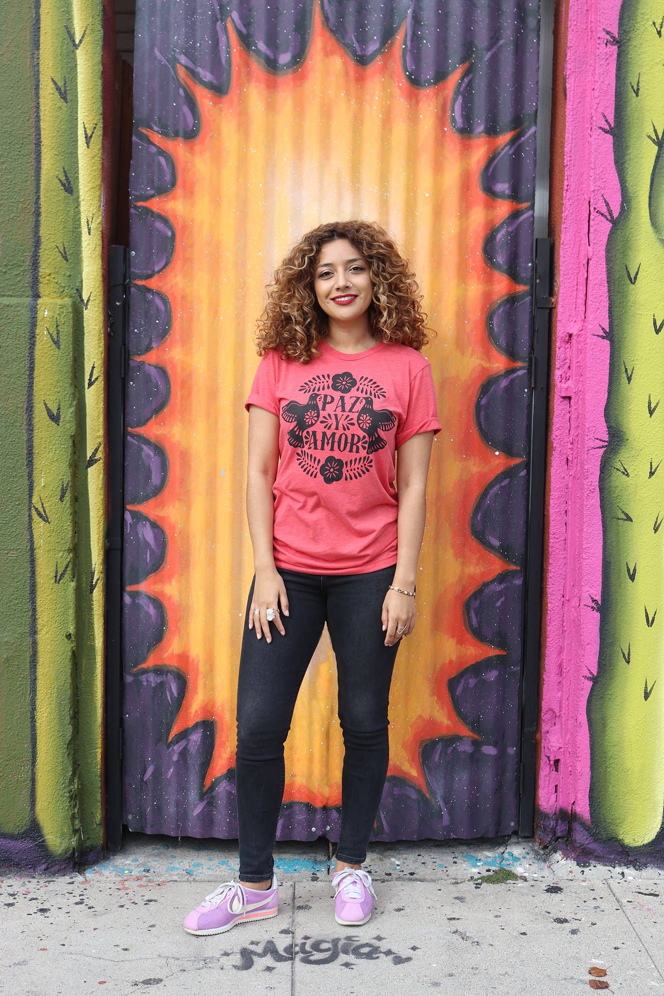 Mi Vida – Engroshandel T-shirt med print - Dame – Unisex T-shirt med Paz y Amor1