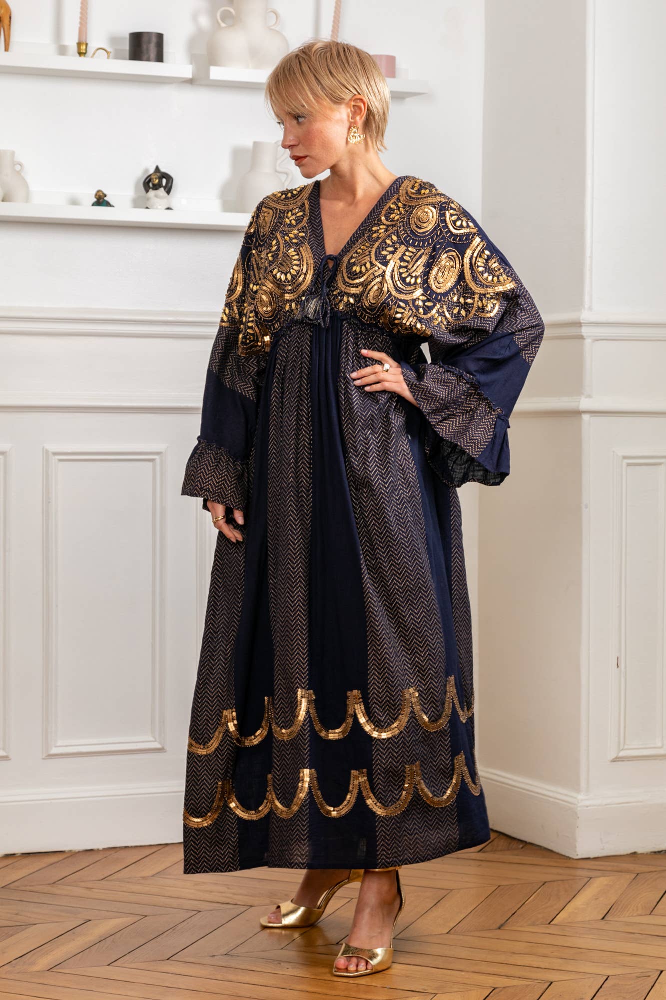 marine Robe longue Inspiration Caftan,détails de sequins et perles  en vente sur Faire0