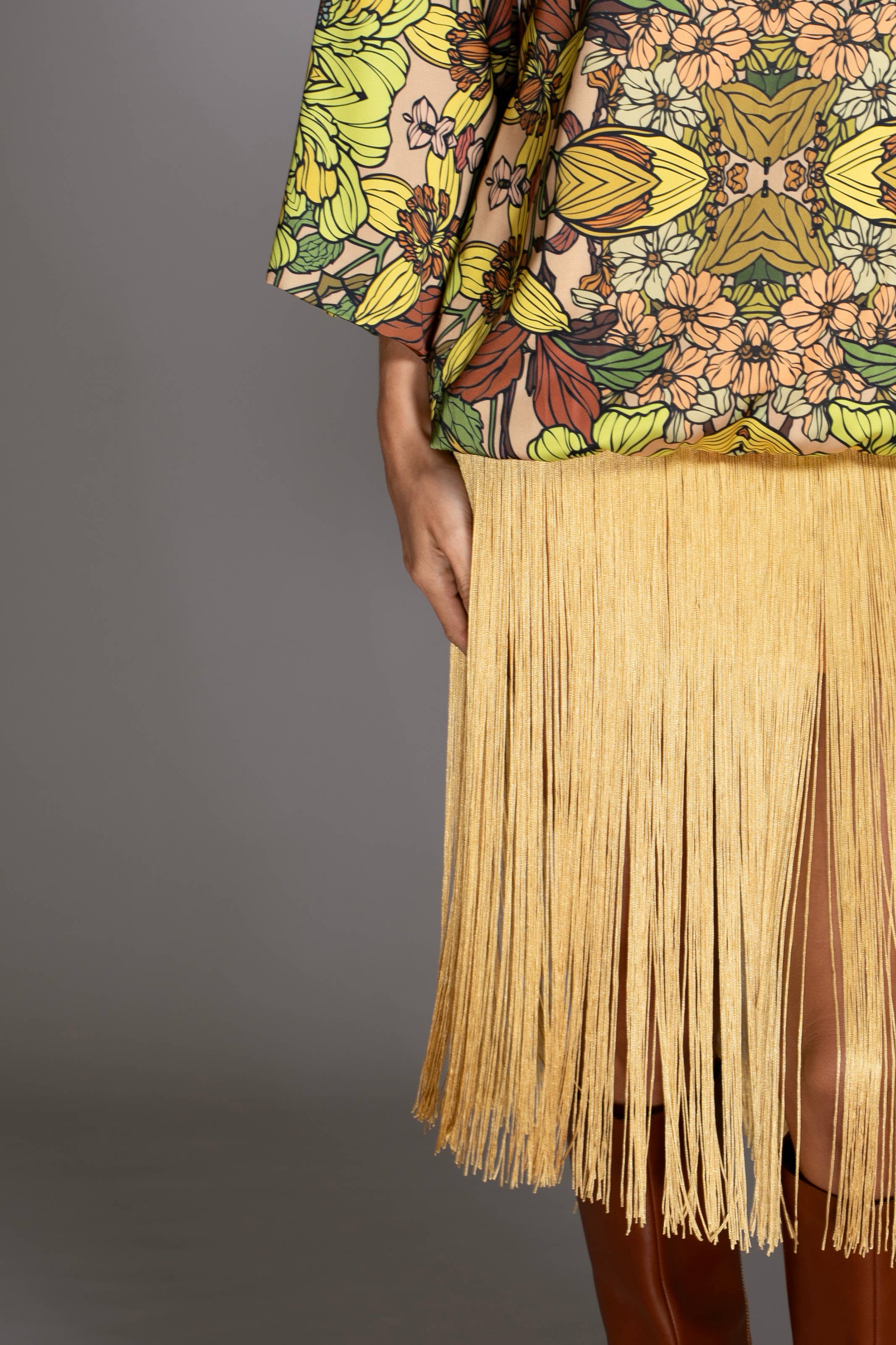 Nuvula – Großhandel Kleid – Damen – Goldenes Kleid mit Blumenmuster und Fransen4