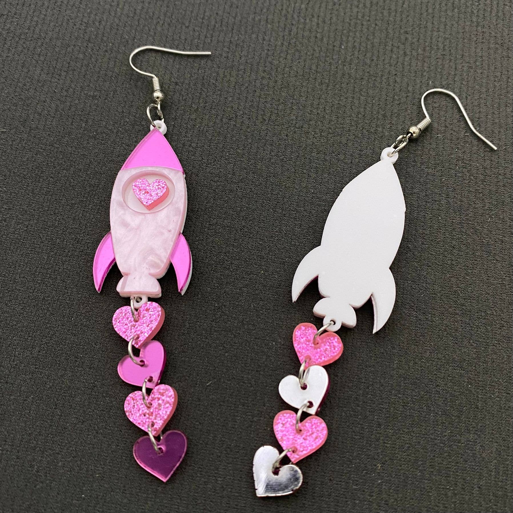 Mio Queena - Wholesale Dangle Earrings - Acrylic Heart Fringe Rocket Dangle Earrings - YK1