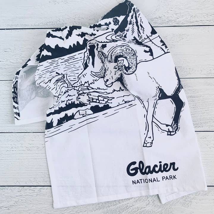 Torchon de cuisine St Mary Bighorn - Parc national des Glaciers pour la vente par Corvidae drawings & designs
