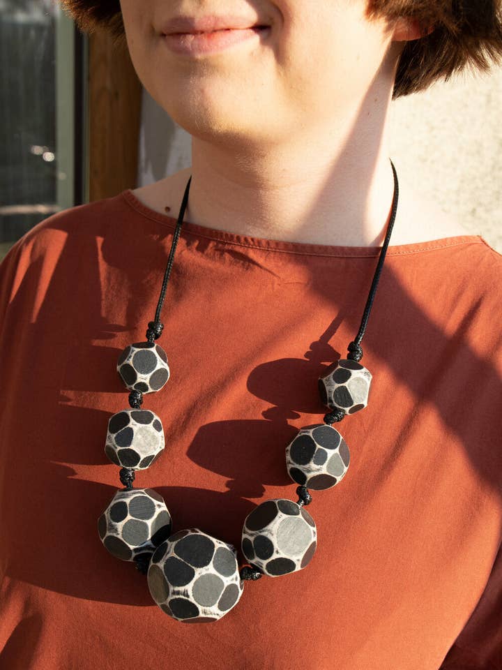 Collana con perline nere Cutaway per la vendita all'ingrosso da parte di Gannwood