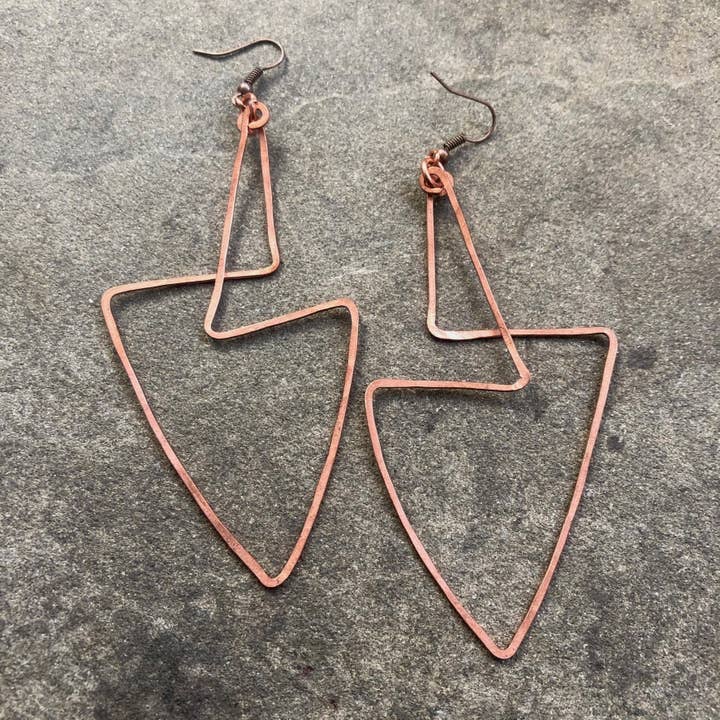 Interwoven Vinkel Örhängen (Style 3) för wholesale av Kate Stephen Jewelry